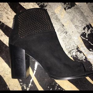 EUC Report Signature Suede Mesh Booties 🤩